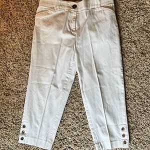 *EUC - Ladies White Capris | 21" Inseam | 32" length | Size 10
